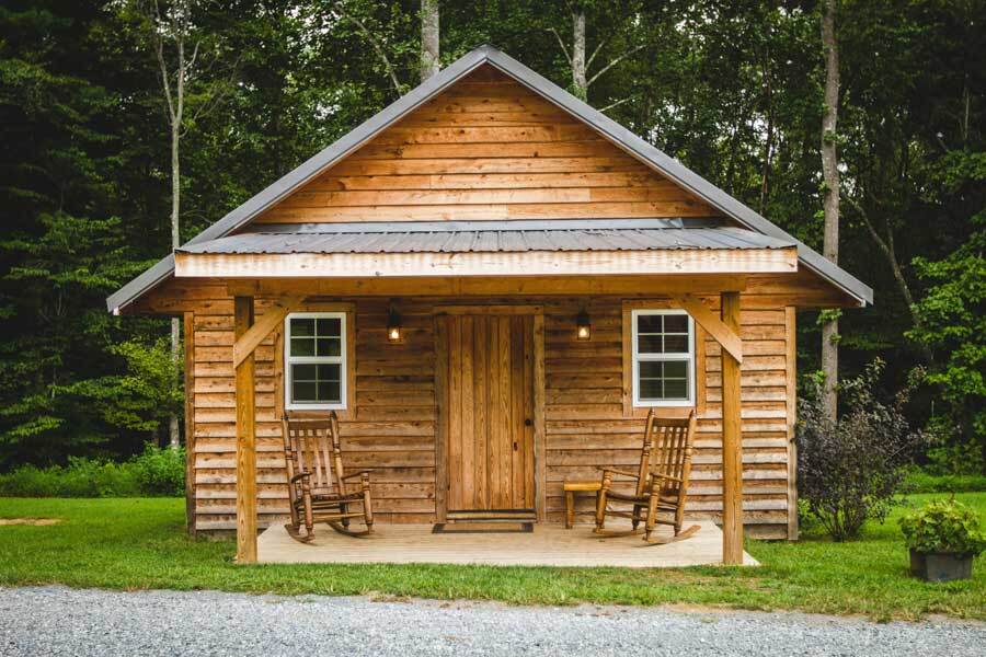 Ein Traum wird wahr: Ein kleines Gartenhaus im Garten errichten