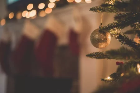 Ein zauberhaftes Weihnachtswunderland im Wohnzimmer: Gemütlichkeit und Magie